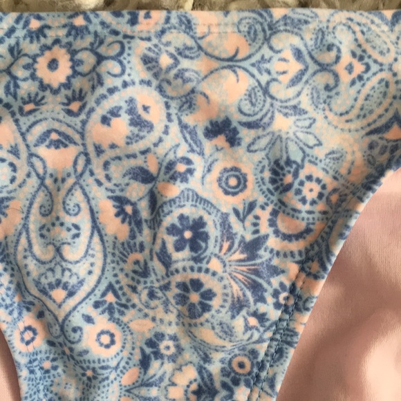 Bikini - Picture 2 of 4